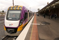 P1200003.train.arrives.maryborough.jpg